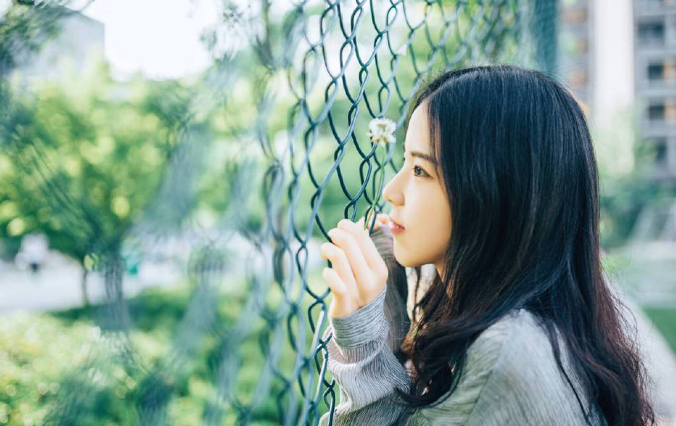 半晌之后，吕蒙红着眼眶出来，看着一片混乱的大营，厉声喝道：“都给我起来，看看你们现在，像什么样子！？”